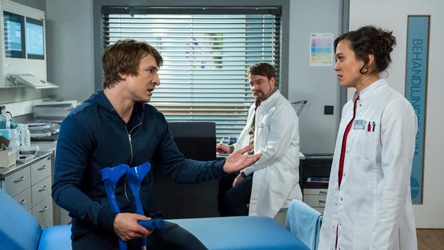 Dr. Marc Lindner (Christian Beermann) lernt eine neue Seite an Rebecca (Milena Straube) kennen, als diese den Patienten Fred Loos (Sebastian Fischer) ruppig behandelt.