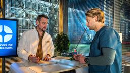Dr. Marc Lindner (Christian Beermann) und Dr. Mikko Rantala (Luan Gummich) helfen ungefragt bei der Beurteilung der OP-Berichte der Assistenzärzte.