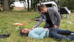 Dr. Matteo Moreau (Mike Adler) kümmert sich um seinen Kollegen Dr. Niklas Ahrend (Roy Peter Link). Dieser scheint schwer verletzt zu sein.