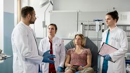 Dr. Matteo Moreau (Mike Adler), Rebecca Krieger (Milena Straube) und Tom Zondek (Tilman Pörzgen) nehmen die Landwirtin Ines Herwig (Anjorka Strechel) nach einem Sturz ins Johannes-Thal-Klinikum auf. Ihre Patientin ist außergewöhnlich blass. Matteo ordnet erstmal eine ausführliche Diagnose an.