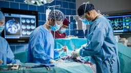 Dr. Matteo Moreau (Mike Adler) springt für Prof. Dr. Karin Patzelt ein und steht nun gemeinsam mit Florian Osterwald (Lion Wasczyk) am Operationstisch.