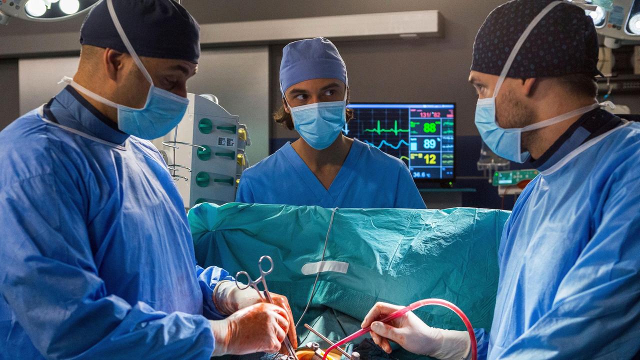 Dr. Matteo Moreau (Mike Adler) und Dr. Mikko Rantala (Luan Gummich) lassen Ivo (Jakob D'Aprile) bei einer Op zusehen.