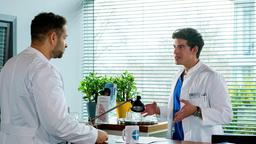 Dr. Matteo Moreau (Mike Adler) zeigt Ben Ahlbeck (Philipp Danne) deutlich, dass er von den Neuerungen nichts hält.