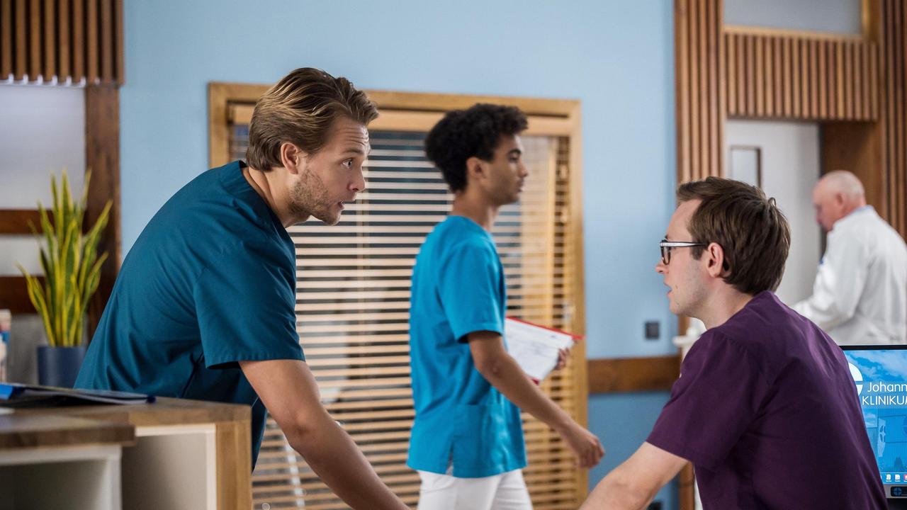Dr. Mikko Rantala (Luan Gummich) drückt Assistenzarzt Oliver Probst (Arne Kertész) seine Praktikantin auf, obwohl Olli bereits mit einer Aufgabe für Dr. Moreau komplett ausgelastet ist (mit Komparsen).