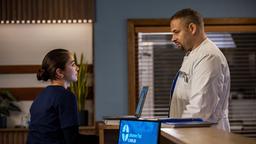 Dr. Moreau (Mike Adler) braucht Sofia Galuras (Olivia Papoli-Barawati) Hilfe, um sich in eigener Sache einen Vorteil zu erspielen.