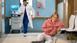 Dr. Moreau (Mike Adler) ist sofort zur Stelle, als sich der Zustand seiner Patientin Jennifer Schewe (Magdalena Laubisch) verschlechtert.