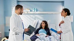Dr. Moreau (Mike Adler) klärt Jasmin (Joanna Kitzl) darüber auf, dass ihre Hand operiert werden muss (mit Jane Chirwa).