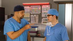 Dr. Moreau (Mike Adler) maßregelt Olli (Arne Kertész).