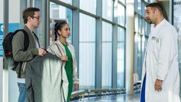 Dr. Moreau (Mike Adler) verdonnert Olli (Arne Kertész) und Sofia (Olivia Papoli-Barawati) zu einer Übungsaufgabe.