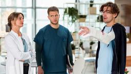 Dr. Ruhland (Gunda Ebert) und Mikko (Luan Gummich) sorgen sich um ihren Patienten Lars Wexler (Leonard Fuchs).