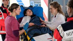 Dr. Winter Elly Winter (Juliane Fisch) und Viktoria Stadler (Isabella Krieger, 2.v.l. mit Komparse) nehmen Luna Reinhard (Andrea Guo) auf. Sie wird mit einer Unterarmfraktur und Schürfwunden ins Johannes-Thal-Klinikum eingeliefert.