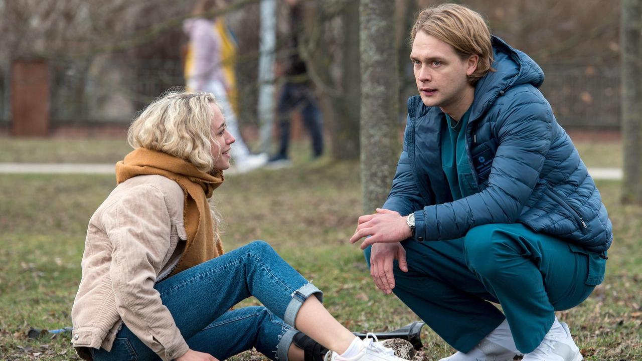 Ein Gespräch unter Geschwistern. Helmi (Runa Schymanski) erzählt Mikko (Runa Schymanski) von Elias.