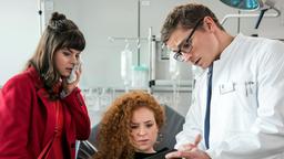 Elias Bähr (Stefan Ruppe) klärt Ramona Hinze (Sandra Julia Reils) und Kim Kallies (Sarah Hannemann) über ihren medizinischen Zustand auf.
