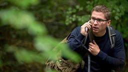 Elias (Stefan Ruppe) begibt sich im Wald auf die Suche nach einem kleinen Mädchen.