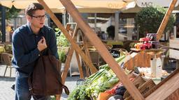 Elias (Stefan Ruppe) ist in der Erfurter Innenstadt unterwegs. Als er beim Markt einen Zwischenstopp einlegt, wird er Zeuge eines Unfalls.