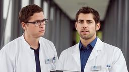 Elias (Stefan Ruppe) und Niklas (Roy Peter Link) schauen sich die Ergebnisse ihres Patienten an. Sie wissen noch nicht was ihm fehlt.