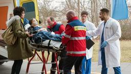 Ella Kling (Ulrike Knospe) wird als Notfall ins Johannes-Thal-Klinikum eingeliefert. Sie hat einen Stromschlag erlitten. Vivi (Jane Chirwa) ist in großer Sorge, da ihre Mutter einen Herzschrittmacher trägt. Matteo (Mike Adler, r. mit Komparsen) und Ben (Philipp Danne) sind sofort zur Stelle.