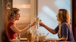 Elly (Juliane Fisch) und Julia (Mirka Pigulla) stoßen auf die neuesten Fortschritte mit Beat an. Doch was daraus wird, bleibt abzuwarten.