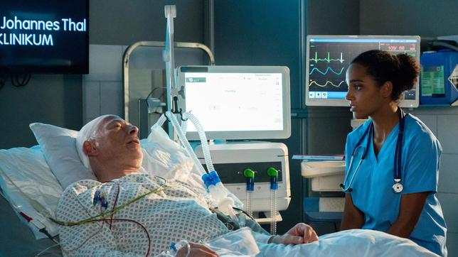 Emma (Elisa Agbaglah) entwickelt schnell einen guten Draht zu Ralf Heinrich (Johannes Hitzblech), der an der chronischen Lungenkrankheit COPD leidet.