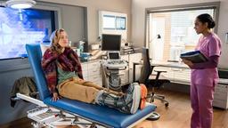 Emma Jahn (Elisa Agbaglah) versucht ihre Patientin Josephine Wolf (Judith Richter) davon zu überzeugen, dass sie ernster mit ihrer Verletzung umgehen sollte.