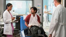 Emma (Elisa Agbaglah) und Elias (Stefan Ruppe) kümmern sich um ihren aufgeweckten Patienten Alexander Haag (Daniel Popat).