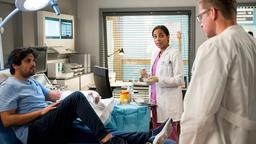Emma (Elisa Agbaglah) und Elias (Stefan Ruppe) stellen einen Ausschlag bei ihrem Patienten Alexander Haag (Daniel Popat) fest. Eine Laboruntersuchung soll Klarheit bringen.