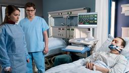 In aller Freundschaft - Die jungen Ärzte: Clara (Ava Celik) möchte David (Kai-Michael Mueller) mit Elias Bähr (Stefan Ruppe) besuchen. 