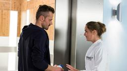 Eva (Sarina Radomski) bittet Martin (Sven Waasner), vor der Untersuchung nüchtern zu bleiben - auch Milch geht nicht.
