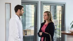 Eva (Sarina Radomski) will auf Niklas' (Roy Peter Link) Angebot der Klinikführung zurückkommen und ist erstaunt, dass er Dr. Ahrend ist.