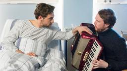 Fabian (Ole Fischer) ist alarmiert, als sein Bruder (Leander Lichti) plötzlich kein Interesse mehr an seinem Instrument zeigt.