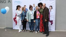 Marijam Agischewa, Jane Chirwa und Horst-Günter Marx posieren mit den Fans.