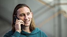 Felix Hartung (Liliom Lewald) ist Sozialpädagoge in einem betreuten-Wohnen-Projekt und ist mit Leib und Seele für seinen Klienten da.