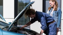 Fiete (Adrian Gössel) versucht das Auto zu reparieren, mit dem Louisa (Llewellyn Reichman ) und Jasmin den Unfall hatten.