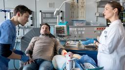 Florian Osterwald (Lion Wasczyk) und Julia Berger (Mirka Pigulla) verarzten Markus Schwab (Henning  Hartmann), als dieser einen Asthma-Anfall erleidet ...
