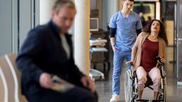 Florian Osterwald (Lion Wasczyk, h.) wird Zeuge des missglückten Versuchs der Patientin Yvonne Kirsch (Isabelle Redfern), einem anderen Patienten (Komparse) zu imponieren.