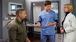Florian (Lion Wasczyk) versucht zwischen Dr. Matteo (Mike Adler) und Dr. Ruhland  (Gunda Ebert) zu schlichten.