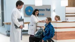  In aller Freundschaft - Die jungen Ärzte (13): Ben Ahlbeck (Philipp Danne) will unbedingt die gutaussehnde Smilla Eriksson (Laura Berlin) als Patientin betreuen. 