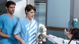  In aller Freundschaft - Die jungen Ärzte (13): Marlene Krahmer (Holly Williams) macht Dr. Koshka (Katharina Nesytowa) und Dr. Ahrend (Roy Peter Link) ein Geschenk.