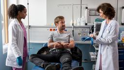 Frank Boger (Christoph Kottenkamp) wird in die Notaufnahme eingeliefert. Nach einem Motorradsturz stellt Emma Jahn (Elisa Agbaglah) die Diagnose. Prof. Dr. Karin Patzelt (Marijam Agischewa) kommt dazu und stellt sich dem Patienten vor.