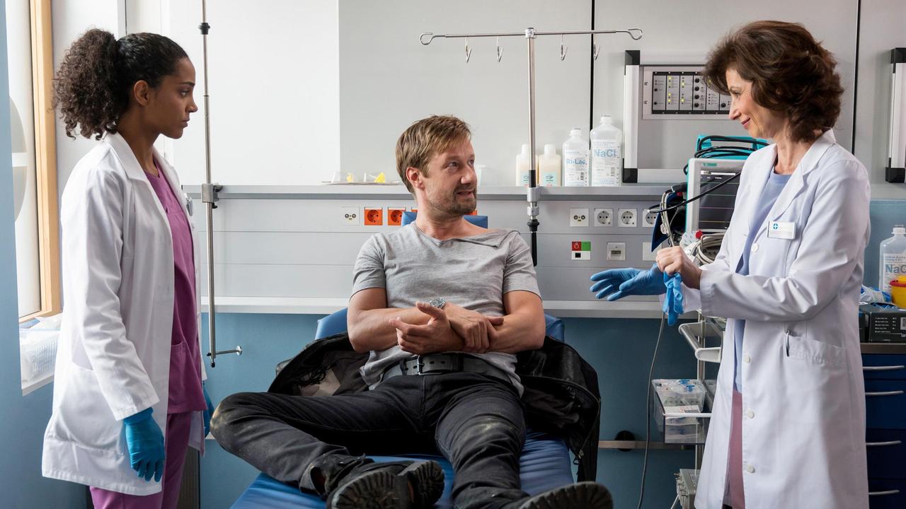Frank Boger (Christoph Kottenkamp) wird in die Notaufnahme eingeliefert. Nach einem Motorradsturz stellt Emma Jahn (Elisa Agbaglah) die Diagnose. Prof. Dr. Karin Patzelt (Marijam Agischewa) kommt dazu und stellt sich dem Patienten vor.