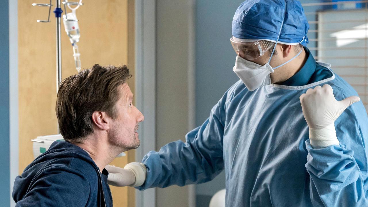 Frank Boger (Christoph Kottenkamp) wurde auf die Islorierstation verlegt. Dr. Matteo Moreau (Mike Adler) hat eine Neuigkeiten und verusucht ihn zu beruhigen.