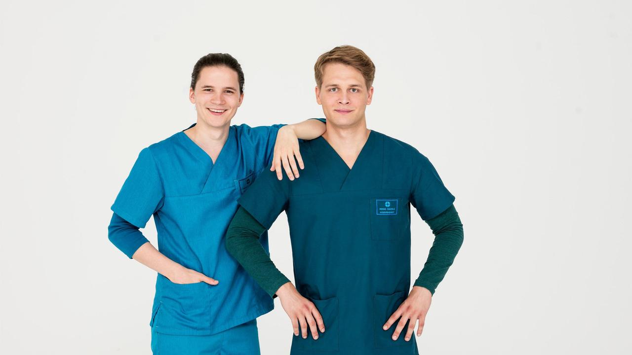 Frischer Wind fegt mit den beiden neuen Assistenzärzten Mikko Rantala (Luan Gummich) und Tom Zondek (Tilman Pörzgen) ins Johannes-Thal-Klinikum.