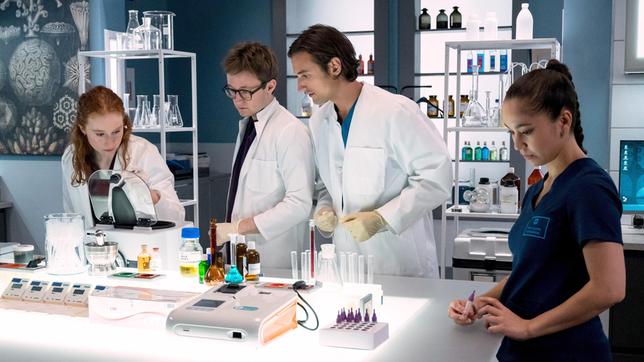 Bild: ARD/Jens-Ulrich Koch Frischer Wind weht am Johannes-Thal-Klinikum: Die Medizinstudenten Tamar Hummel (Linda Kummer), Ivo Maric (Jakob D'Aprile), Sofia Galura (Olivia Papoli-Barawati) und Oliver Probst (Arne Kertesz) kommen ans Johannes-Thal-Klinikum, um das letzte Tertial ihres Praktischen Jahres zu absolvieren.