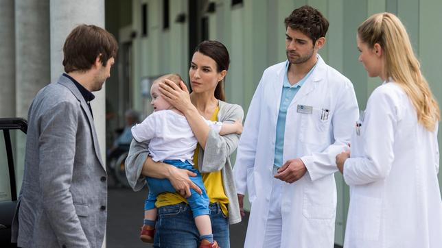 Für Dr. Niklas Ahrend (Roy Peter Link) und Julia Berger (Mirka Pigulla) gibt es einen besonders emotinalen Fall, als Robert Sander (Florian Steiner) und seine Frau Cora (Anna Lena Class) mit ihrem Sohn Joscha ins Johannes-Thal-Klinikum kommen.