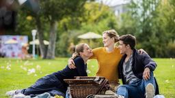 Für ein Frühstücks-Picknick kommen Julia (Mirka Pigulla), Elly (Juliane Fisch) und Ben (Philipp Danne) zusammen. Es ist so schön, dass man wahre Freunde hat auf die man zählen kann, wenn es drauf ankommt.