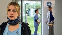 Heidi Kluttig (Merle Collet) belauscht ein Gespräch zwischen Florian Osterwald (Lion Wasczyk, h.) und Matteo Moreau (Mike Adler, h.).