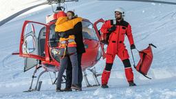 Während Vivienne Kling (Jane Chirwa) erleichtert ihren Bruder Matteo Moreau (Mike Adler) umarmt, eilt Hendrik Gruber (Simon Böer) zur Gletscherspalte, um den anderen zu helfen.