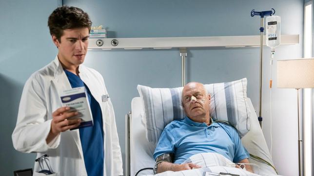 Bild: ARD/Jens Ulrich Koch Im Blut von Egon Garowski (Jochen Kolenda) wurde eine Arznei gefunden – allerdings in viel zu hoher Konzentration. Ben (Philipp Danne) geht der Sache auf den Grund.