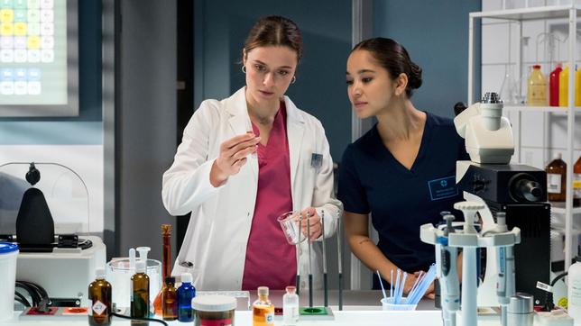 Im Labor untersuchen Sofia (Olivia Papoli-Barawati) und Viktoria (Isabella Krieger) gemeinsam eine Probe.