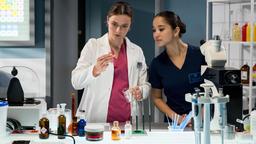 Im Labor untersuchen Sofia (Olivia Papoli-Barawati) und Viktoria (Isabella Krieger) gemeinsam eine Probe.